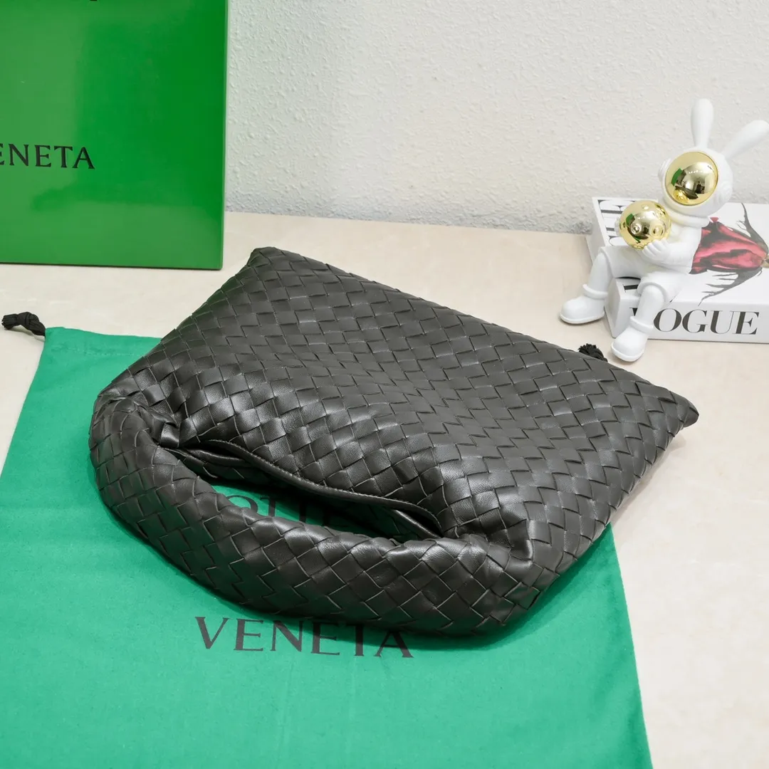 Batch 1860 #Bv new small HOP bag, the bag body and handles are made of a whole piece of woven leather. The bag body is soft and lazy. Hop symbolizes the praise of innovation and eternal craftsmanship [love]. The pyramid silhouette combines practicality and fashion. It is modern and casual. The double-sided closure design of the bag mouth is more convenient and safe! The cowhide texture also makes the bag more wear-resistant and durable. A must-have for fashionable ladies who like minimalism yet comfortable and casual! Size: 41x20.5x7.5, Model: 3966#